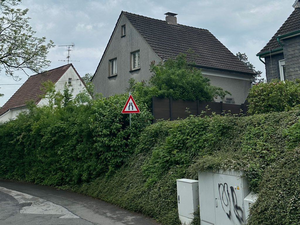 Schöne Aussicht Immobilien - Grundstück Solingen Hahnstrasse - Strassenansicht