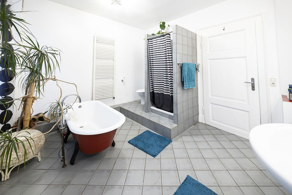 Schoene Aussicht Immobilie Luisenviertel - Bad mit Wanne und Dusche