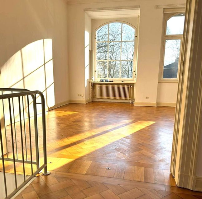 Schöne Aussicht Immobilien-Immobilie Roonstrasse- Wohnzimmer mit Tür zum Garten