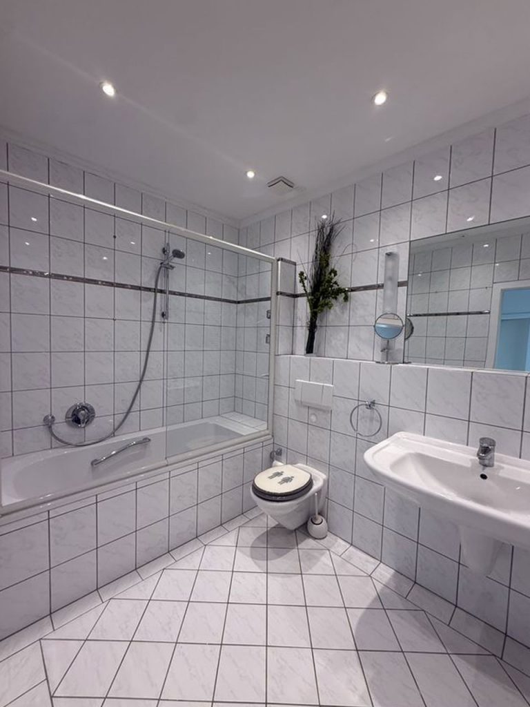 Schöne Aussicht Immobilien - Etagenwohnung Barmen - Badezimmer mit Wanne