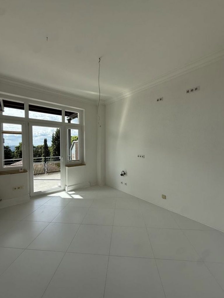 Schöne Aussicht Immobilien - Etagenwohnung Barmen - Küchenansicht mit Balkon