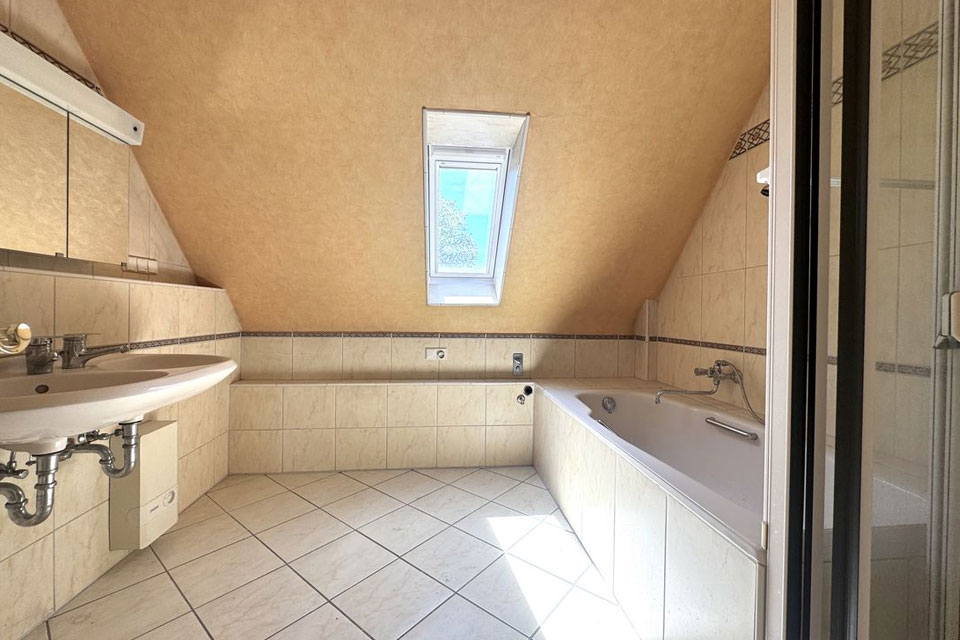 schoeneaussicht-immobilien-maisonette-grafenberg-tiefgarage-Badezimmer