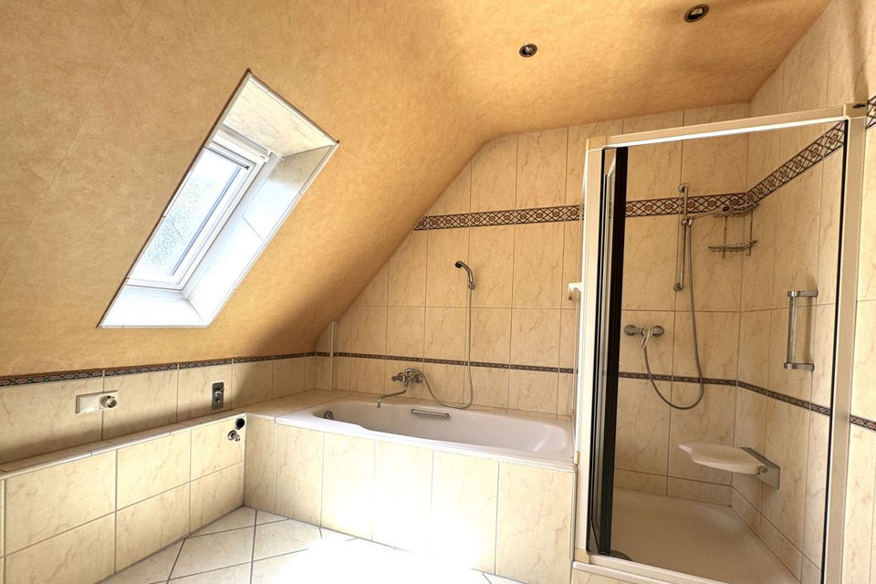 schoeneaussicht-immobilien-maisonette-grafenberg-tiefgarage-Badewanne und Dusche