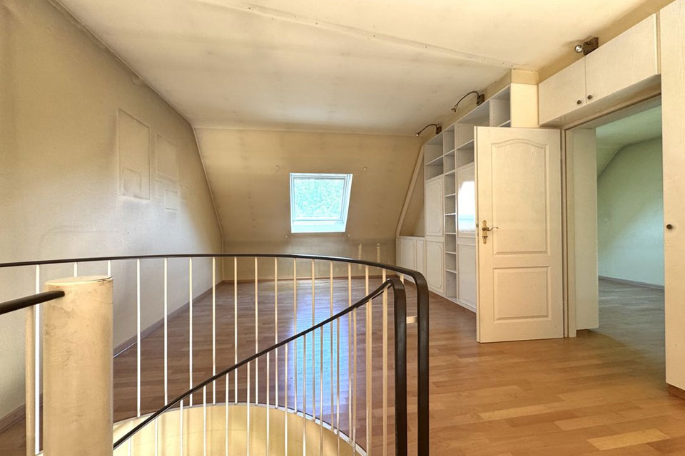schoeneaussicht-immobilien-maisonette-grafenberg-tiefgarage-Arbeitsbereich auf Galerie