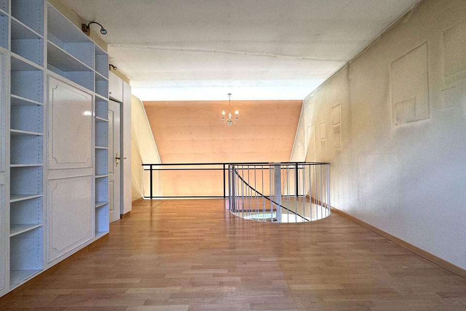 schoeneaussicht-immobilien-maisonette-grafenberg-tiefgarage-Galerie mit Treppenaufgang