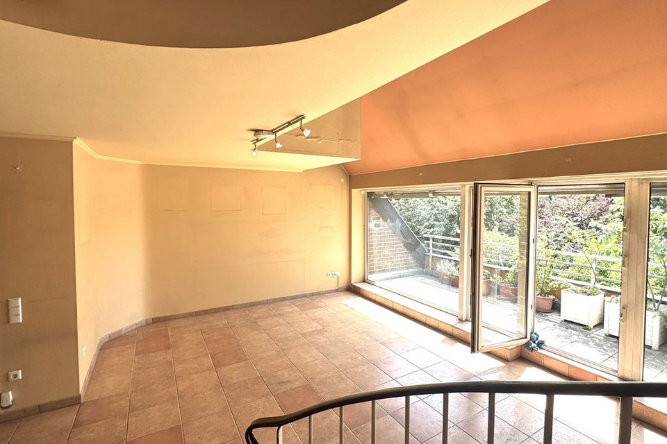 schoeneaussicht-immobilien-maisonette-grafenberg-tiefgarage-Wohnzimmer mit Terrassenzugang
