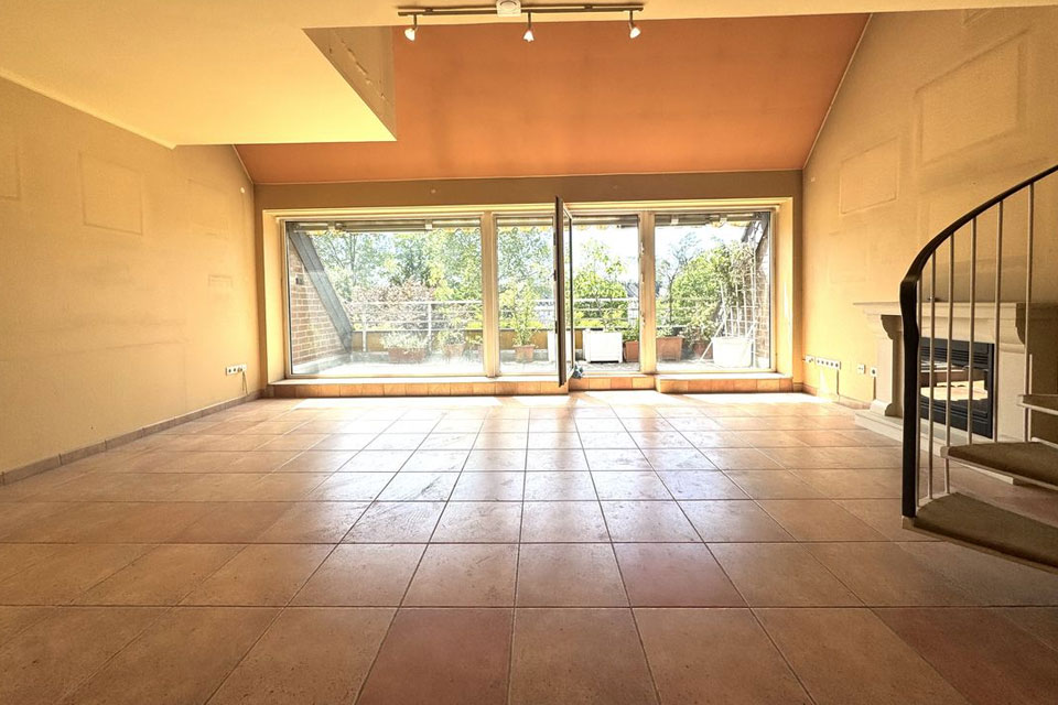 schoeneaussicht-immobilien-maisonette-grafenberg-tiefgarage-Grosse Festerfront im Wohnzimmer